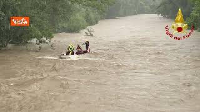 Friuli, ragazzi dispersi nel Natisone, i vigili del fuoco: "Individuato segnale cellulare, forse bloccati nelle anse" - VIDEO
