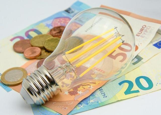 Caro bollette, la fine del mercato tutelato del gas slitta al 2024 col decreto Aiuti quater; Assoutenti: "Finalmente"