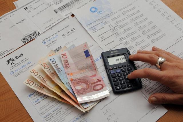 Caro tariffe in 10 anni: luce +240%