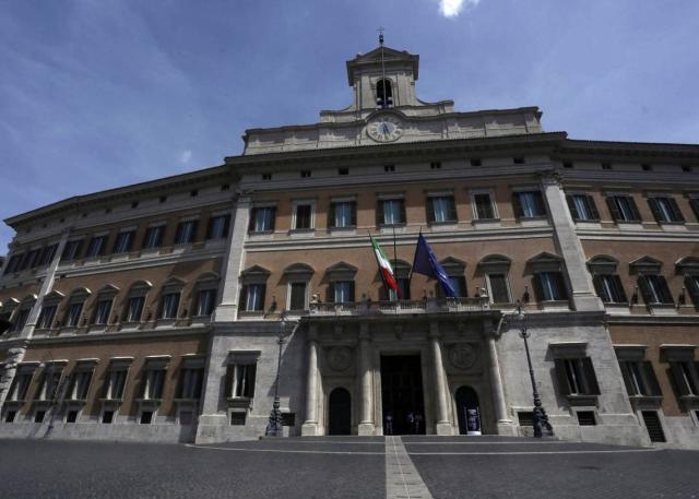 Crisi di governo, oggi Conte alla sfida in Aula: la via &egrave; stretta