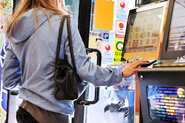 Napoli, Gratta e vinci rubato, tabaccaio: "&Eacute; mio, l'anziana doveva solo ritirarlo"