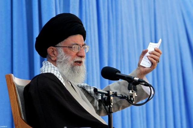 Iran: Khamenei grazia migliaia di detenuti, ma nel mirino della polizia altri due giornalisti