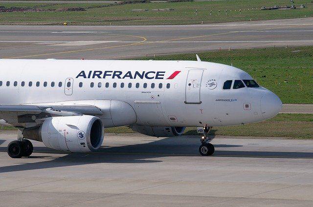 Air France-Klm crolla in Borsa (-12,9%) dopo il Q3 2025, utile netto a 768 milioni e ricavi a 9,21 miliardi, costi unitari in aumento dell&rsquo;1,3%