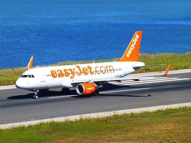Famiglia cerca di imbarcare nonna morta su volo Easyjet Malaga-Londra per risparmiare su rimpatrio salma, loro: "Stava dormendo"