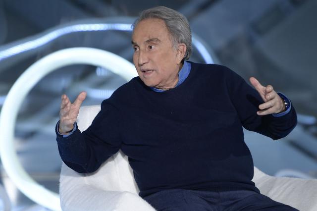 Emilio Fede condannato a risarcire 25 mila euro di danni ad ambra battilana, il giudice: "port&ograve; la 'meteorina' alle cene di Arcore 'in cambio del lavoro offerto', &egrave; violenza sulle donne