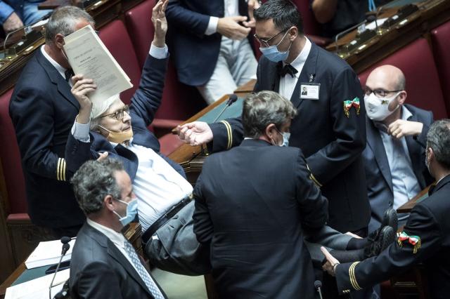 Dl carceri, Sgarbi attacca magistrati e deputate: viene portato via di peso dall'Aula