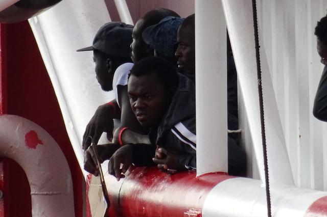 Migranti, 131 a bordo di un gommone sgonfio riportati in Libia
