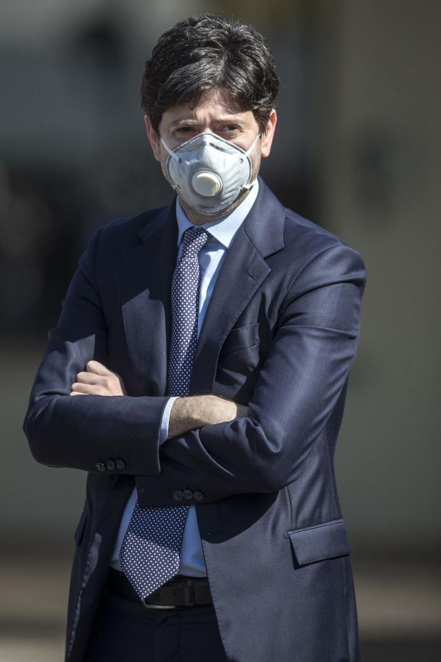 Speranza: 'Il Coronavirus circola, ma prevalgono i casi asintomatici'