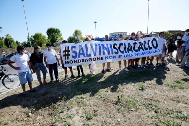Mondragone, Salvini: 'Ci torno, non mi fermano quattro scemi'