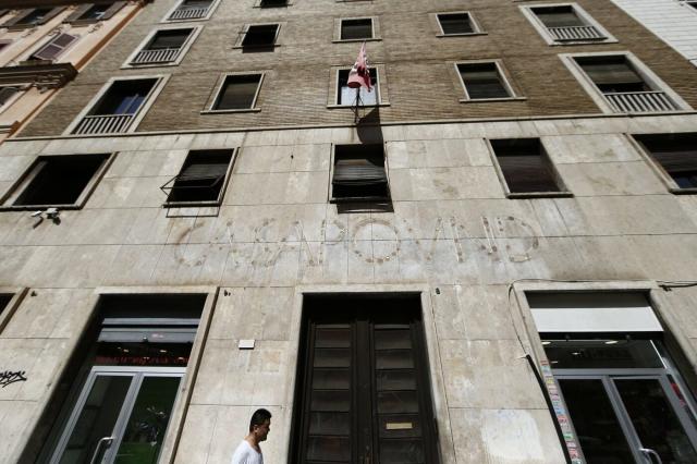 Roma, sgomberato il Circolo Futurista di CasaPound: violenti scontri tra estremisti e forze dell'ordine