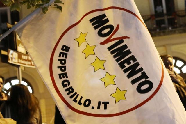 M5s espulsi, Cabras la prende sul ridere