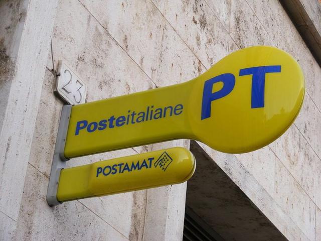 Taranto, direttore delle Poste Italiane spia le colleghe in bagno con una telecamera: arrestato dopo aver trovato 120mila scatti e video