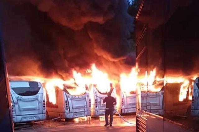 Roma, Tor Sapienza: incendio nel deposito Atac, circa 30 bus distrutti