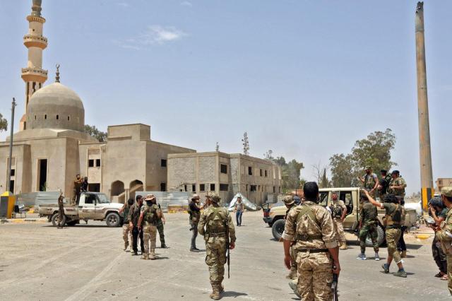 Libia in rivolta per inflazione, polizia in fuga, a fuoco gli archivi in Parlamento