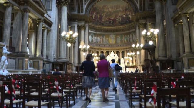 Battesimo finisce in rissa a Palermo: spintoni e insulti per fare le foto col bambino