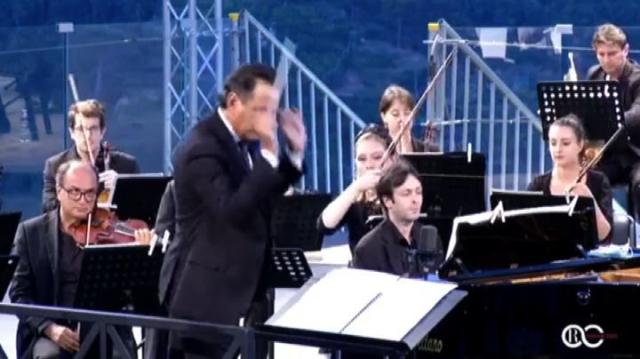 Sanremo 2021, il direttore d'orchestra perde le cuffie durante l'esibizione de Il Volo