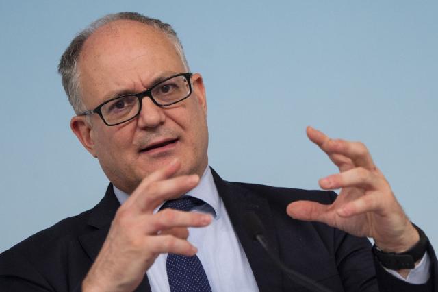 Roma, Gualtieri imita Macron e promette: "Entro 5 anni faremo tutti il bagno nel Tevere, i costi? Inferiori a quelli per la Senna"