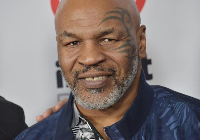 Malore improvviso per Mike Tyson, colpito da ulcera mentre era in aereo verso Los Angeles, i medici: "Giramenti di testa e nausea"