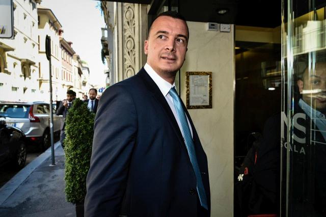 Casalino promuove suo libro a Striscia: "2 milioni e divento portavoce di Berlusconi"