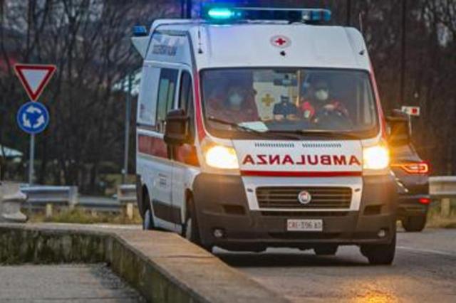 Retromarcia per errore, a 16 anni investe e uccide il padre