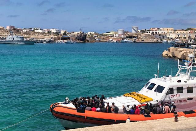 Lampedusa, 20 sbarchi nell'isola solo stanotte. Trovati corpi senza vita di due donne 