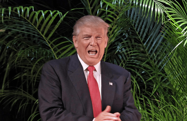 Trump in tribunale: "un'altra incriminazione e ho vinto le elezioni". La sfida del tycoon: "che onore mi arrestano per voi". E ai suoi: "rischio 561 anni di carcere"