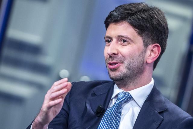 Covid, Speranza: 'Vaccino di massa nel 2021'