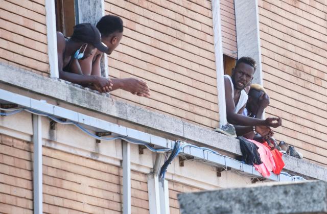 Migranti, Musumeci firma ordinanza: 'Via tutti dalla Sicilia entro 24 ore'. Viminale: 'Materia compete allo Stato'