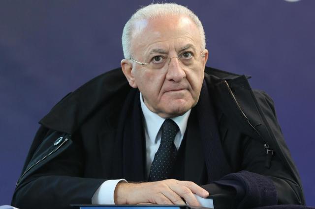 Covid Campania, rischio cambio zona: oggi verifica su dati epidemiologici