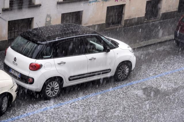 Previsioni meteo, grandine in arrivo abbondante e grossa: dove e quando. Stop al caldo