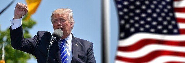 Elezioni Usa 2020, Trump al comizio in Florida: 'Sono forte, bacerei tutti'. Poi attacca Biden