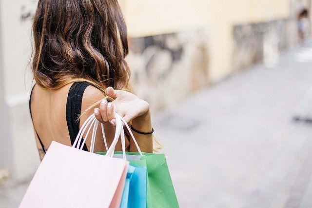 Saldi estivi al via: budget in calo del 20%. Acquisti per 6 italiani su 10