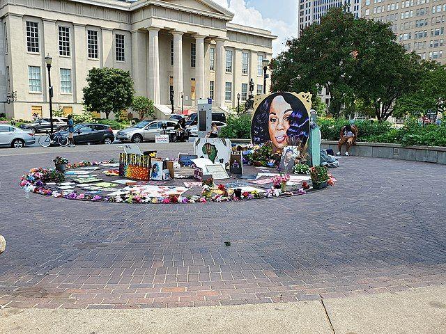 Usa, caso Breonna Tayler: l'ex agente Brett Hankinson si dichiara non colpevole