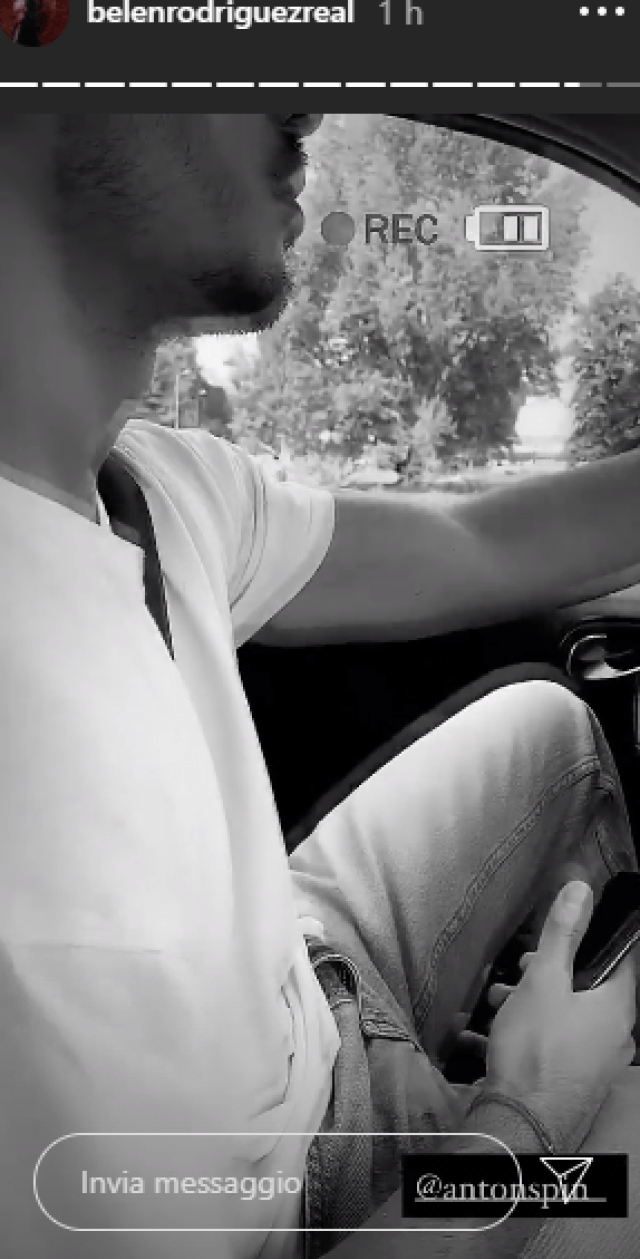 Belen Rodriguez e il fidanzato alla festa di compleanno: DOLCISSIMI IN MACCHINA