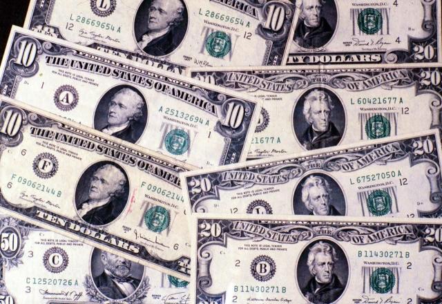 Euro-dollaro cambio: 1 euro vale 1 dollaro. Non capitava dal 2002