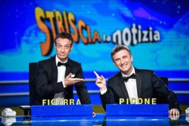 Striscia la notizia, bomba su Azzolina: 'La ministra Cazzolina e i banchi distrutti'. Il VIDEO