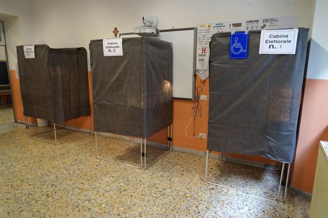 Elezioni, effetto Covid: fuggi fuggi degli scrutatori. Rischio seggi vuoti. Disperato appello Comune di Milano