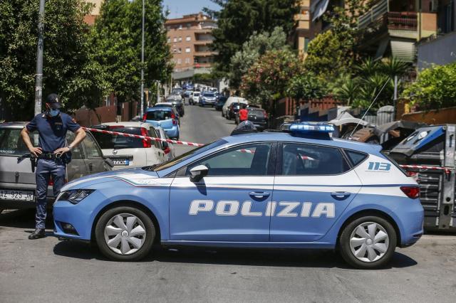 Roma, cadavere di una donna in un cassonetto a Primavalle. I testimoni: "Abbiamo visto un uomo lasciare il corpo"