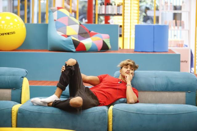 Grande Fratello Vip 5, Denis Dosio in lacrime: 'Gli haters minacciavano di bruciare mia madre nell'acido'