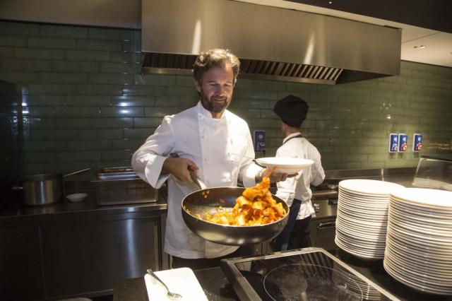 Carlo Cracco 'provoca' i clienti: pizza a met&agrave; nel suo ristorante, ecco che cosa c'&egrave; dietro