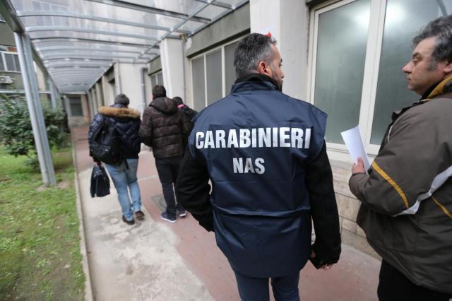 Napoli, formiche e sporcizia in ospedale: 17 indagati