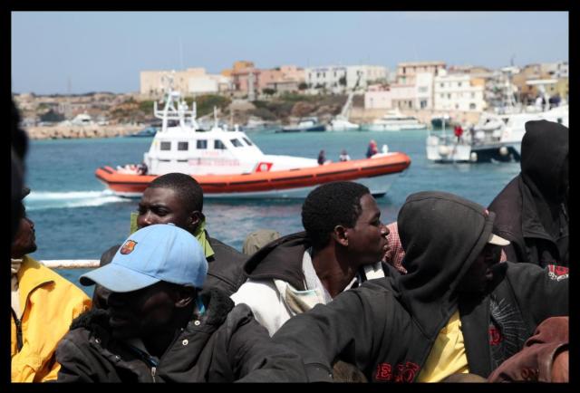 Migranti, hotspot Lampedusa sar&agrave; svuotato: imbarchi su Rhapsody e Azzurra