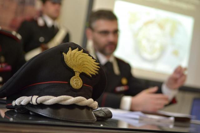 Truffa online: bottiglie d'acqua al posto di elettrodomestici. Arrestati due uomini