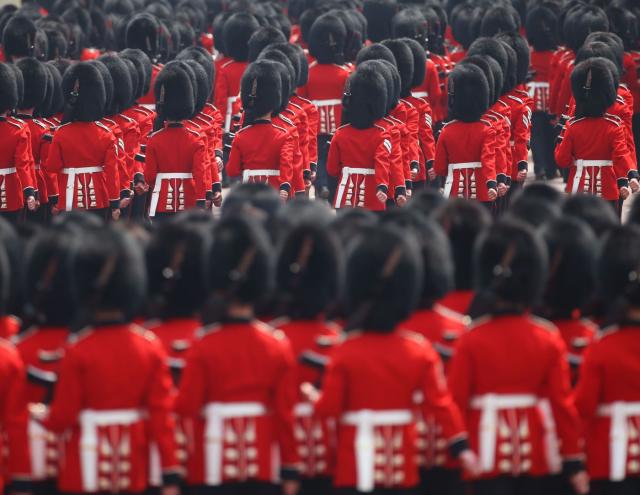 Regina Elisabetta, condannate 13 guardie: fuggono dal castello di Windsor e vanno a festino con cocaina e alcol. Caos a Corte