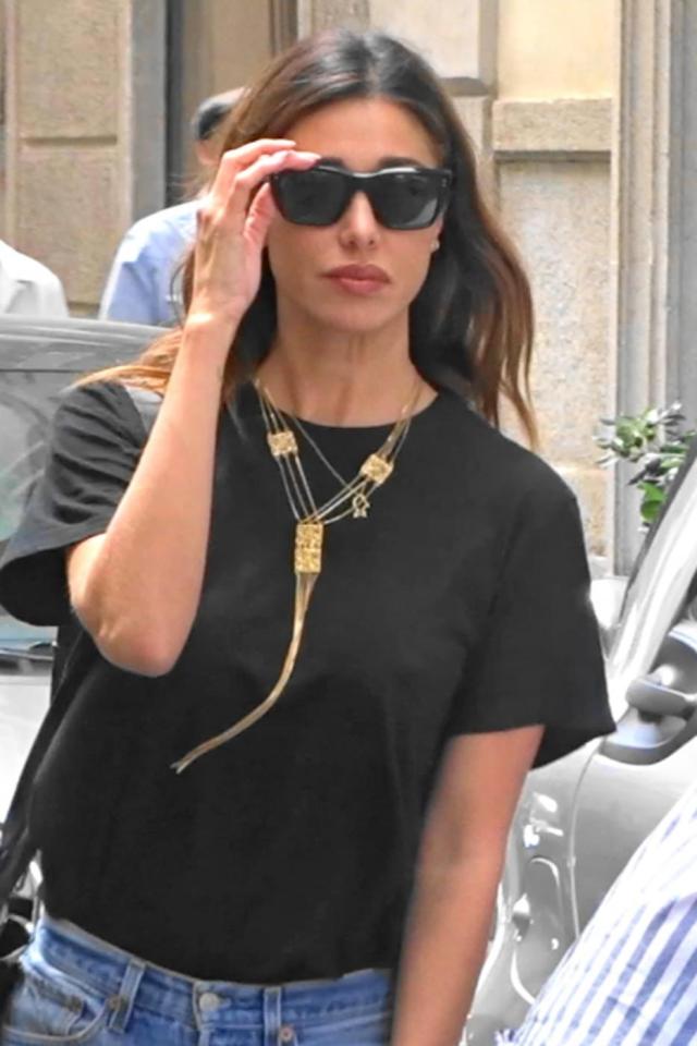 Belen Rodriguez indossa la maglia di Antonino e i fan insorgono: "Sei una donna bufala"