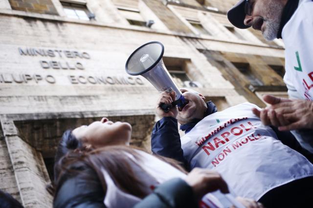 Napoli, Whirlpool ai dipendenti: 'Chiusura dal 1 novembre'