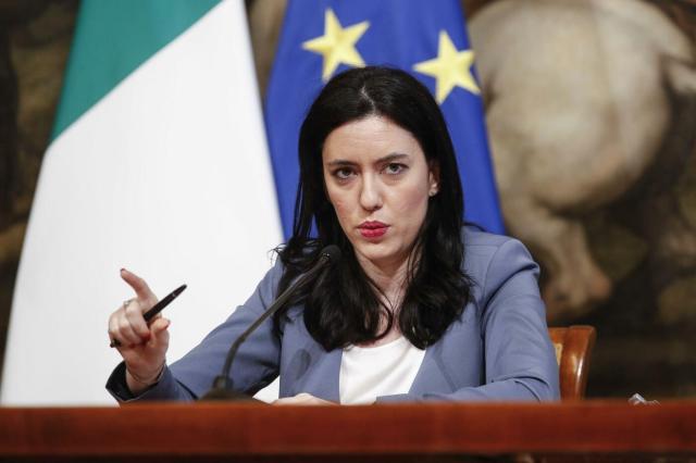 Scuola, prosegue acceso lo scontro Azzolina-Emiliano. La ministra: 'Si riprendano le attivit&agrave; didattiche'