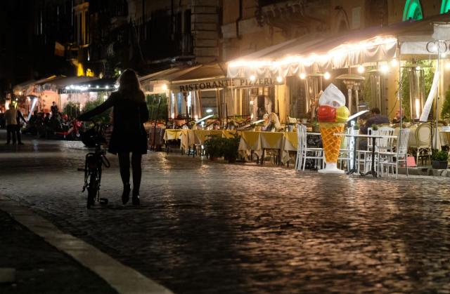 Coronavirus e la lettera dei cento scienziati al Governo, chi vuole chiudere tutto 'non ha nessuna competenza in materia'