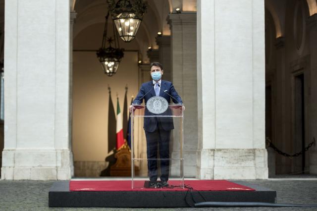 Covid, nuovo Dpcm firmato da Conte in vigore da oggi. Misure restrittive 'per un Natale pi&ugrave; sereno'
