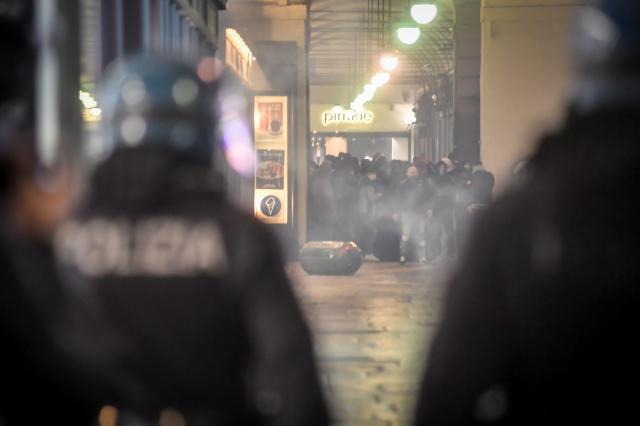 Coronavirus, guerriglie nella notte nelle piazze di tutta Italia: ecco cosa &egrave; successo